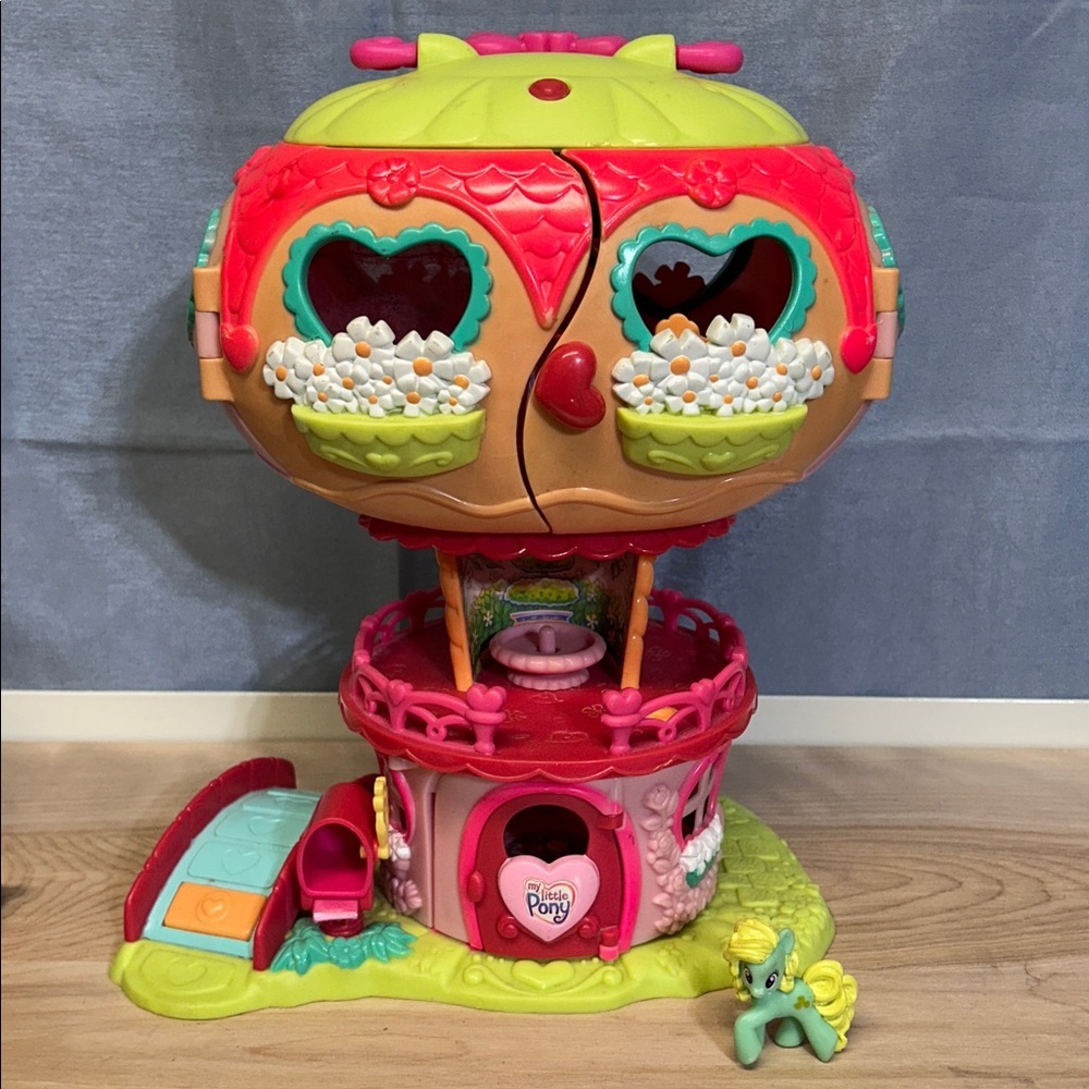 My Little Pony Ponyville Pinkie Pie's Balloon Playhouse and 1 Ponies Figures